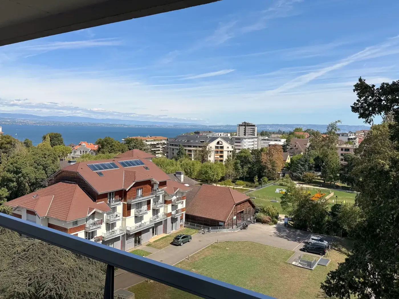 La vue depuis le balcon de La Canopée, sur le parc et le Léman