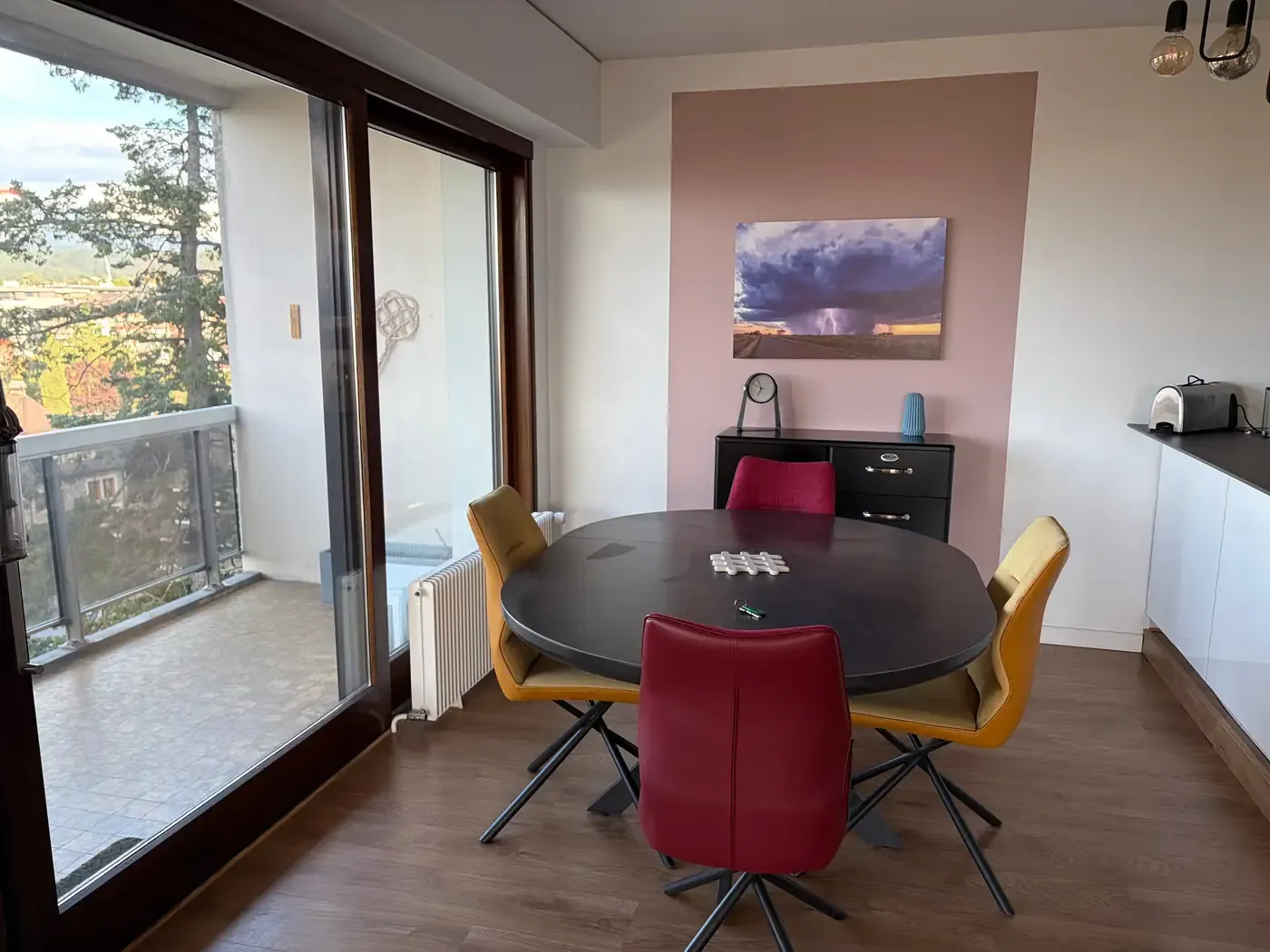 La salle à manger et sa table ronde