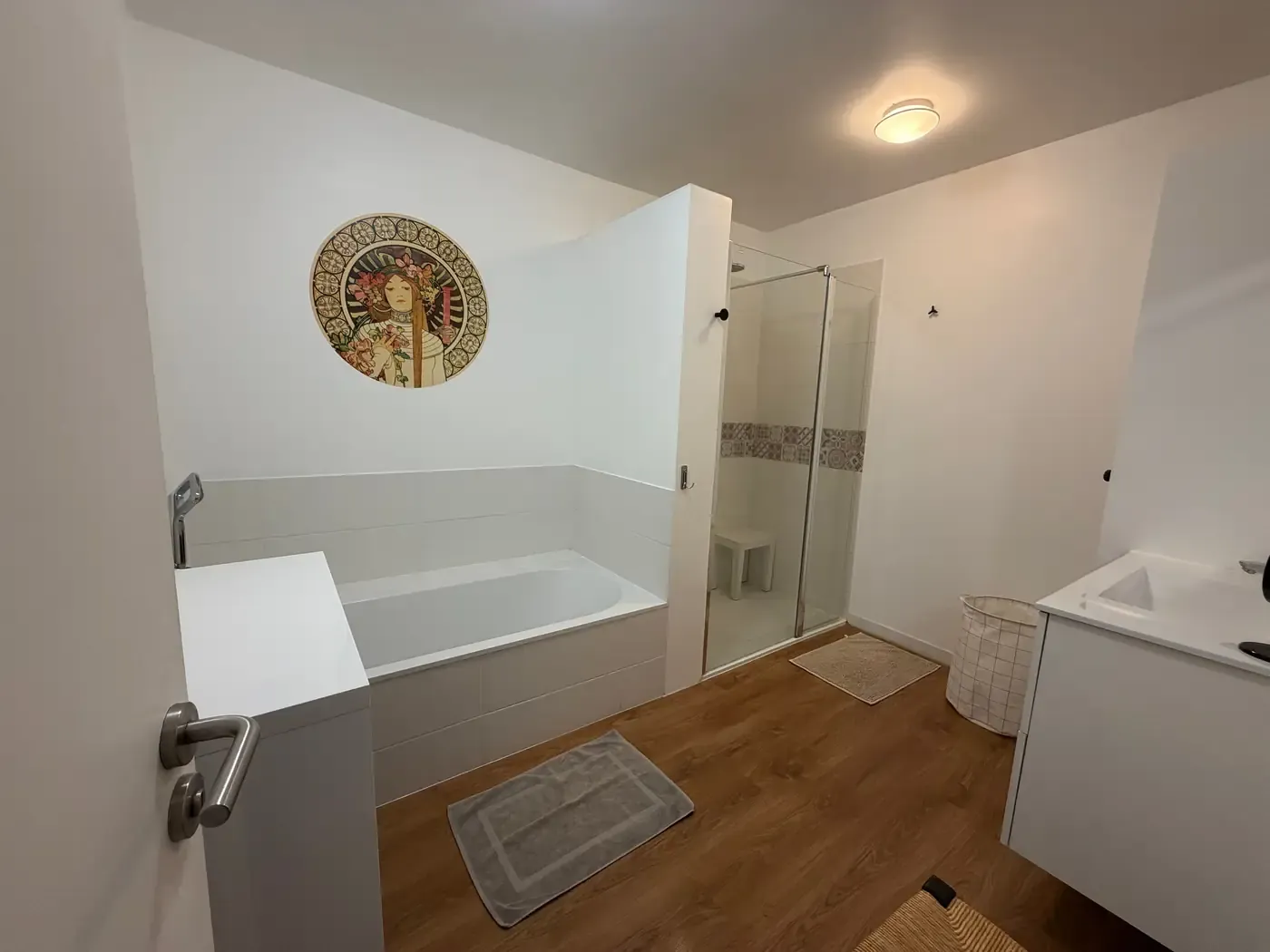 La salle de bain, baignoire et douche à l'italienne